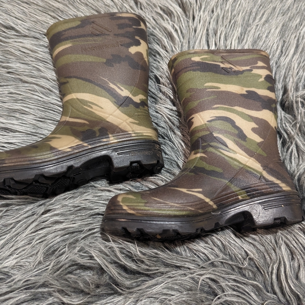 Boys camo rain boots
